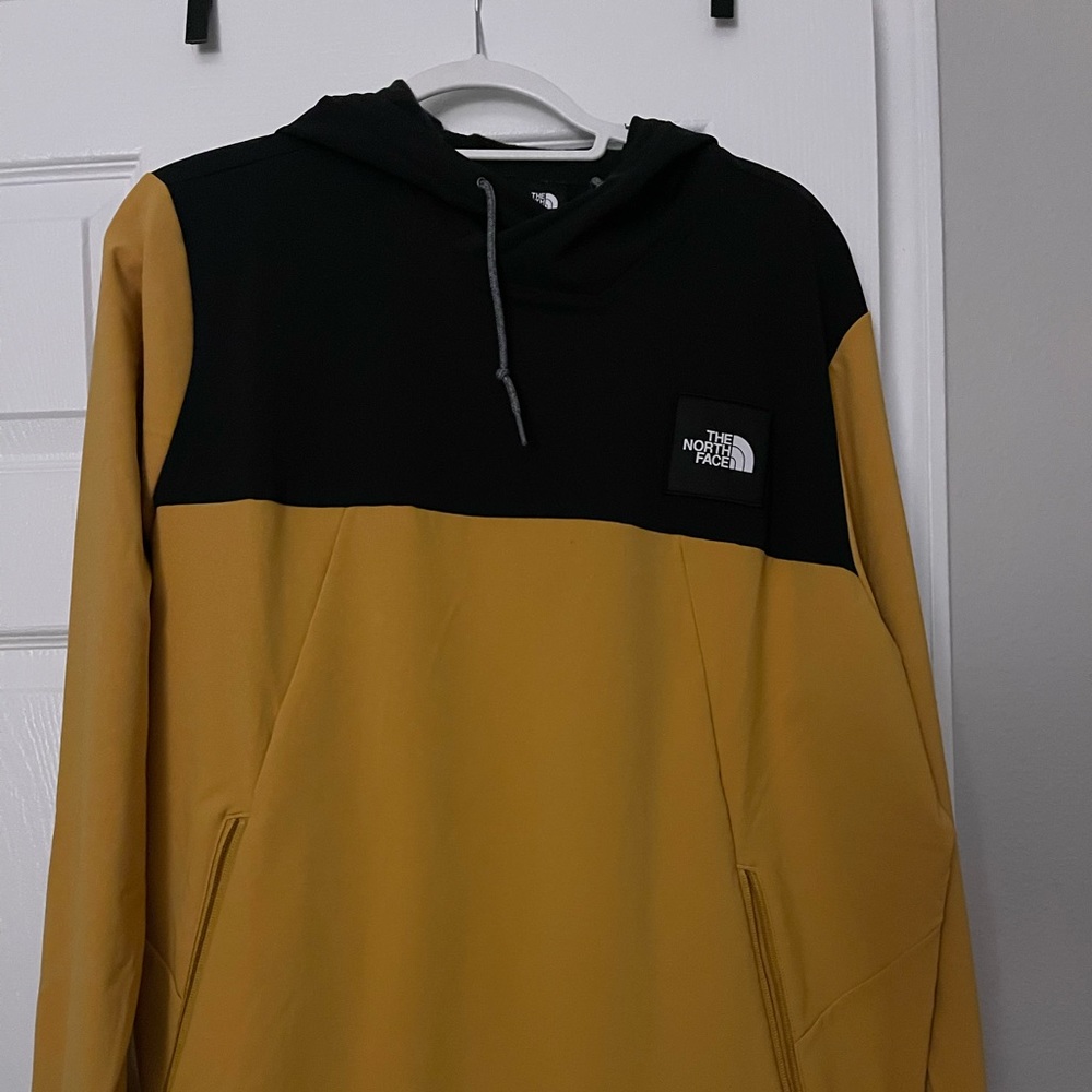 Womens The North Face sweatshirt/jacket combo. Material listed in pictures